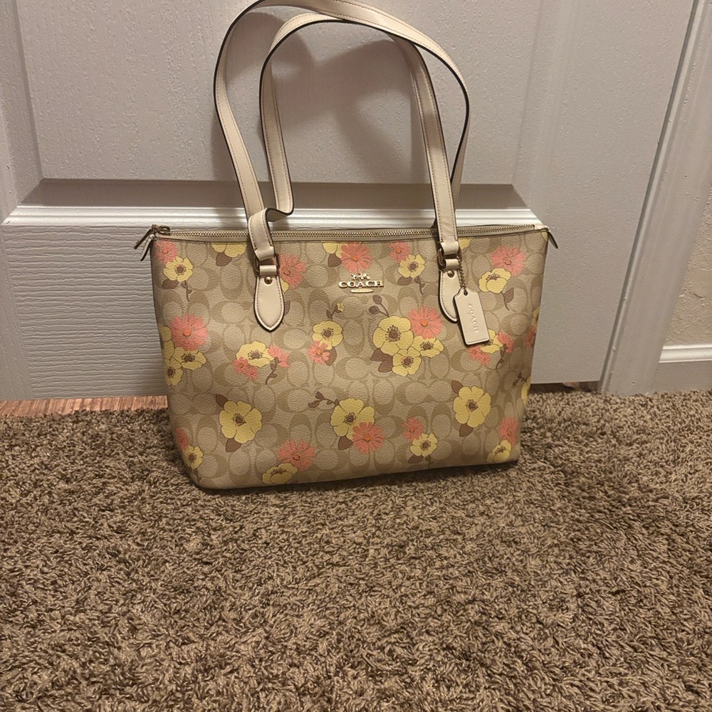 Coach Gallery Tote In Signature Canvas With Floral Cluster Print